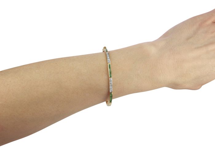 Atelierarbeit 18 K 750 Gelb Gold 1,30 ct Smaragd 0,36 ct Brillant 
Damen Armreif